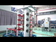 Des clients étrangers visitent l'usine de Tianan et assistent à un test d'appareillage de commutation